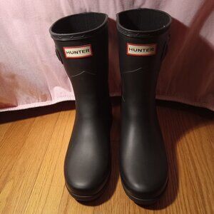 Hunter Black Original Refined Short Rain Boots, Women's size USA 6/EU 37